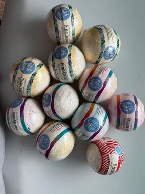 @joleary25 bundle of 4 coconut , 6 unicorn swirl , one peppermint bath bombs